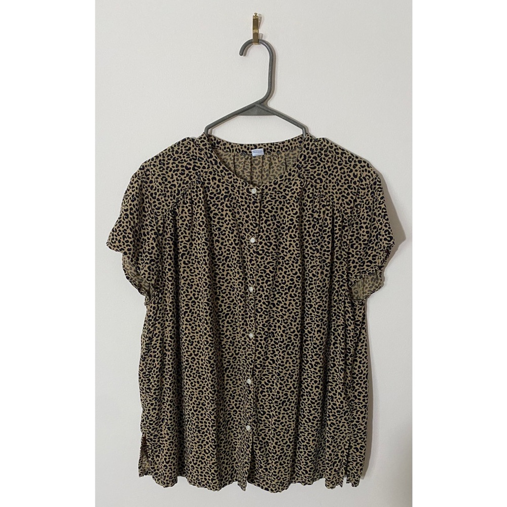 Old Navy leopard print button up short sleeve shirt L